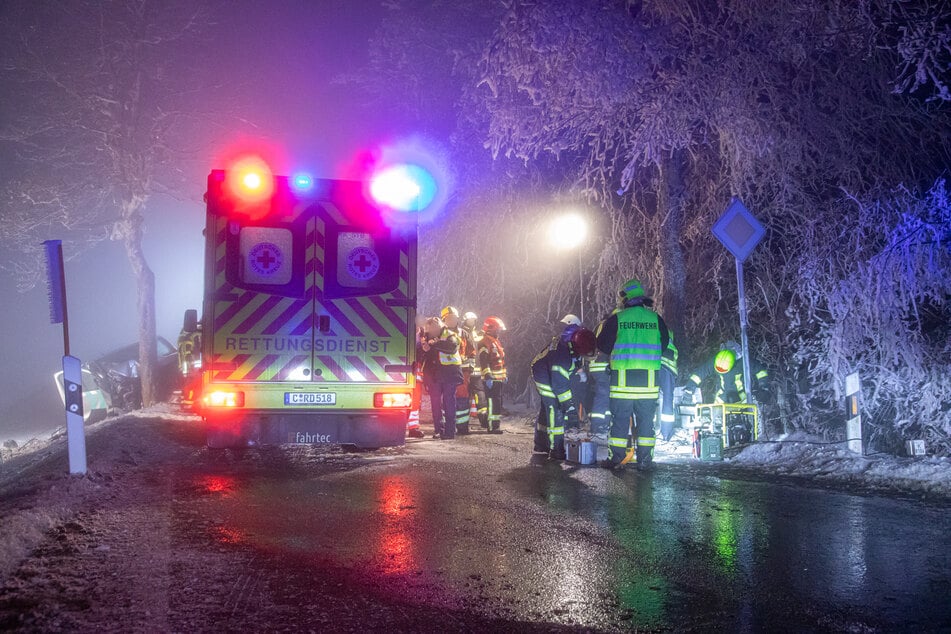Feuerwehr und Rettungsdienst im Einsatz: Die Straße musste bis in den Abend hinein gesperrt werden.