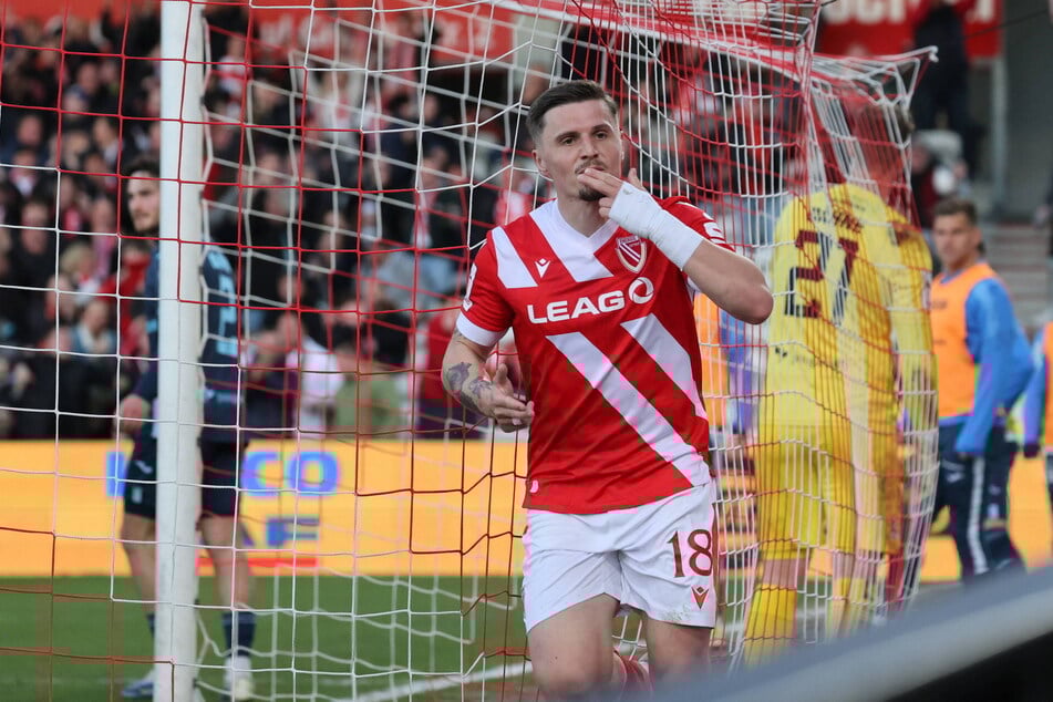 Cottbus-Torjäger Erik Engelhardt (27) schoss am Dienstagabend dreimal richtig scharf und traf vor dem Spiel einen Nerv.