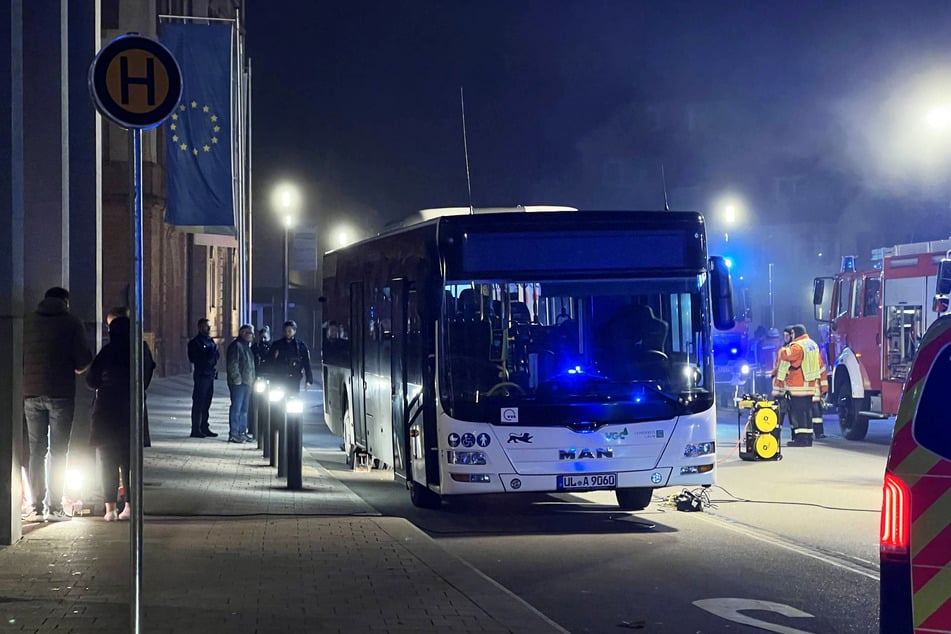 Die Fußgängerin wurde von einem Linienbus angefahren.