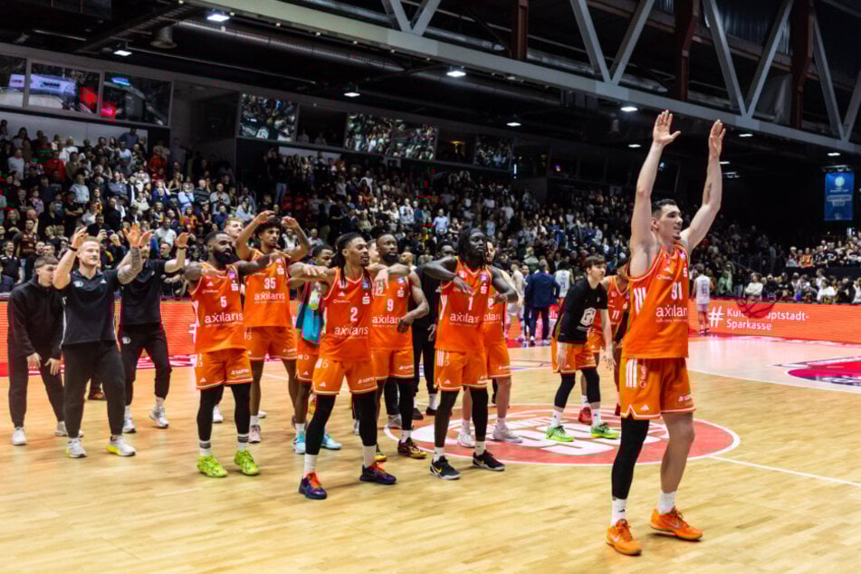 Die Niners feiern vor einer Kulisse von fast 5000 Zuschauern ihren Heimsieg.