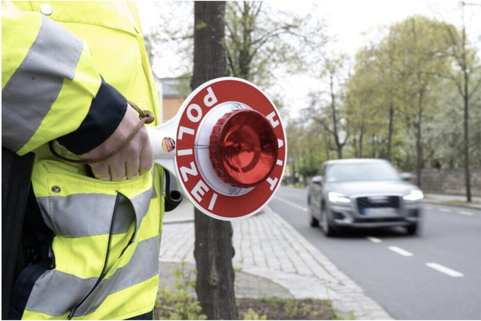 Die Polizisten stellten fest, dass die Mutter der Kinder ohne Führerschein unterwegs war. (Symbolbild)