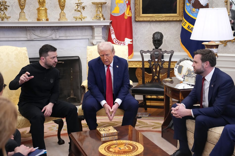 President Donald Trump (c.) and Vice President JD Vance (r.) meet with Ukrainian President Volodymyr Zelensky (l.) in the Oval Office at the White House on Friday in Washington, DC.