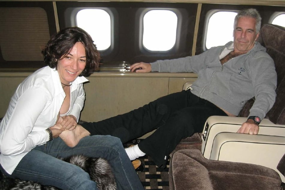 Ghislaine Maxwell (63, l.) und Jeffrey Epstein (†66) hatten gezielt junge Frauen für ihr Missbrauchsnetzwerk angeworben. (Archivbild)