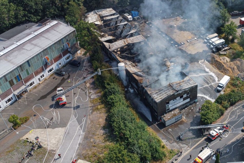 Großbrand in Industrie-Gebäude: Halle eingestürzt, Feuerwehr kühlte explosive Tanks!