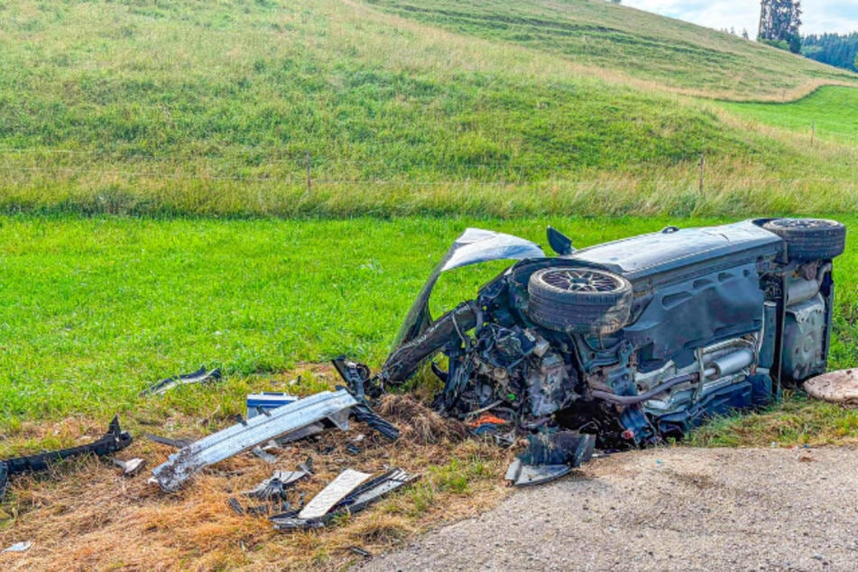 Riskantes Überholmanöver: Auto stürzt in Bach, Fahrer lebensgefährlich verletzt