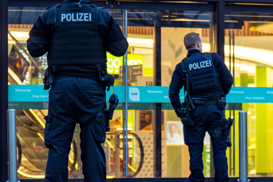 Das "Lilien-Carré" beim Wiesbadener Hauptbahnhof wurde geräumt und durchsucht, vier Jugendliche und zwei junge Männer wurden festgenommen.