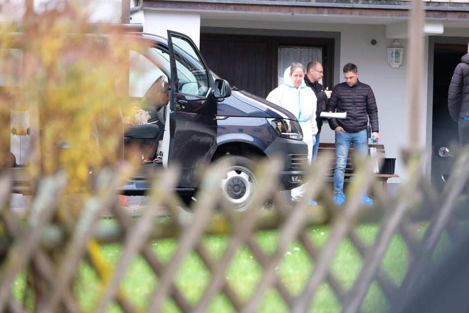 Vor Ort waren Beamte der Kriminalpolizei sowie Experten der Spurensicherung.