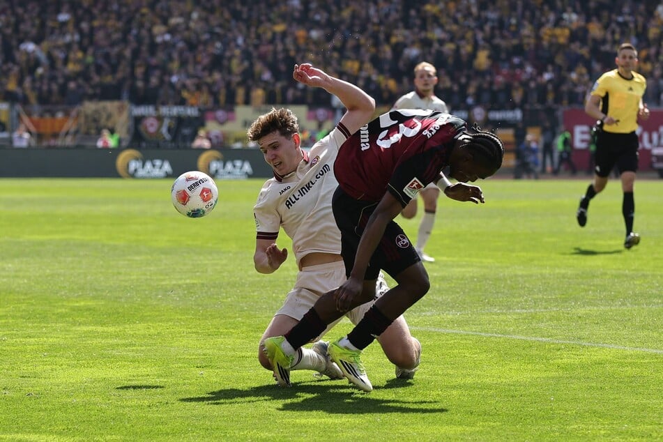Schon in Nürnberg zeigte der 20-Jährige (l.) ein starkes Spiel ab, stoppte hier Mohamed Ali Zoma (22).