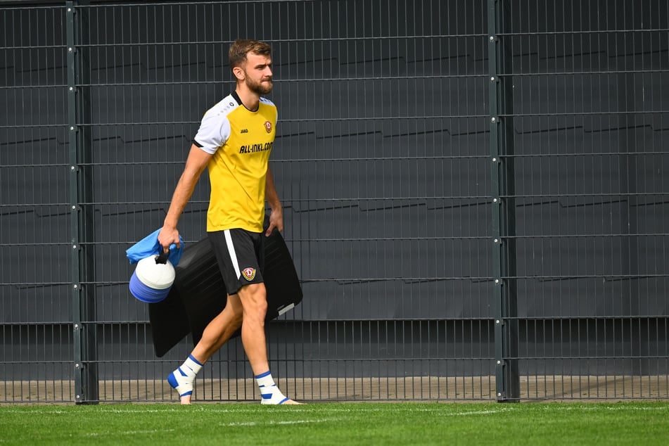 Lars Bünning geht auf und neben dem Platz voran.