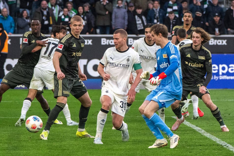 Dmytro Bogdanov (18, 3.v.l.) sieht bei seinem Bundesliga-Debüt für Union Berlin aus nächster Nähe mit an, wie Keeper Frederik Rönnow (33, 2.v.r.) beinahe noch den Ausgleich erzielt.