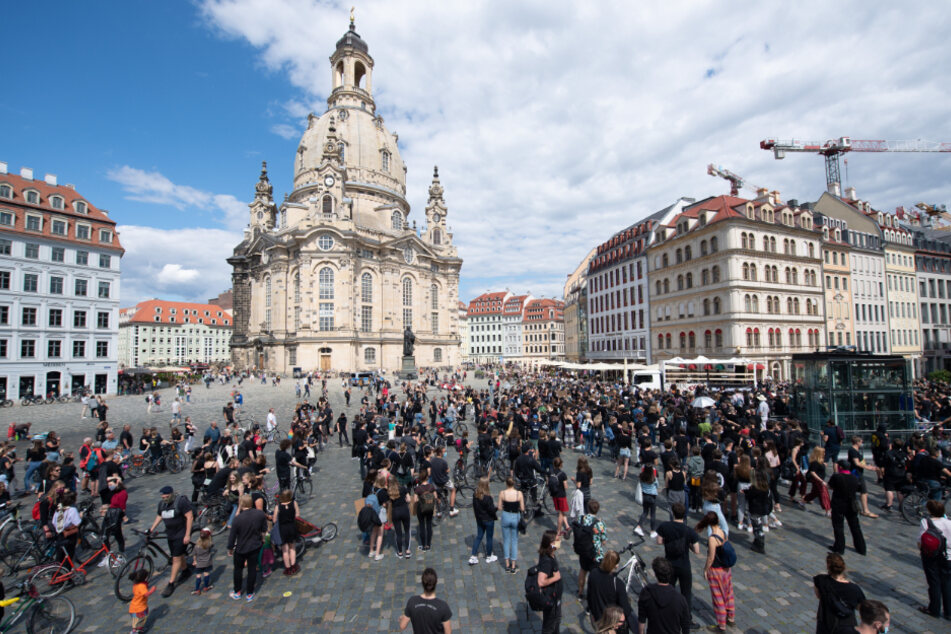 Gegen Rassismus wurde auf dem Neumarkt in Dresden demonstriert.