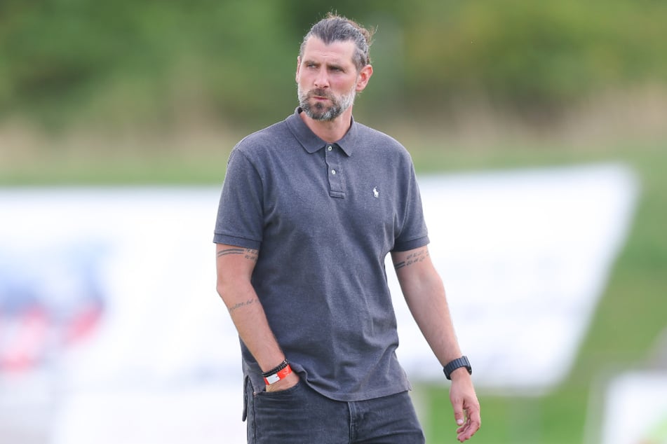 FSV-Sportdirektor Robin Lenk (42) schwört auf Schienbeinschoner und versteht nicht, warum die immer kleiner werden.