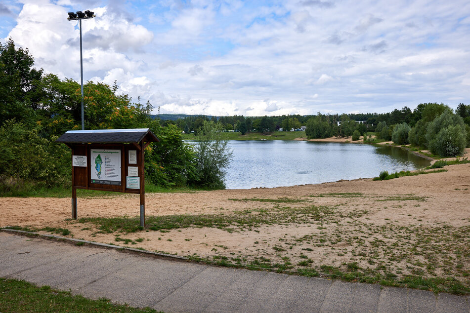 Badegäste sollten erst einmal einen Bogen um den Natursee machen.