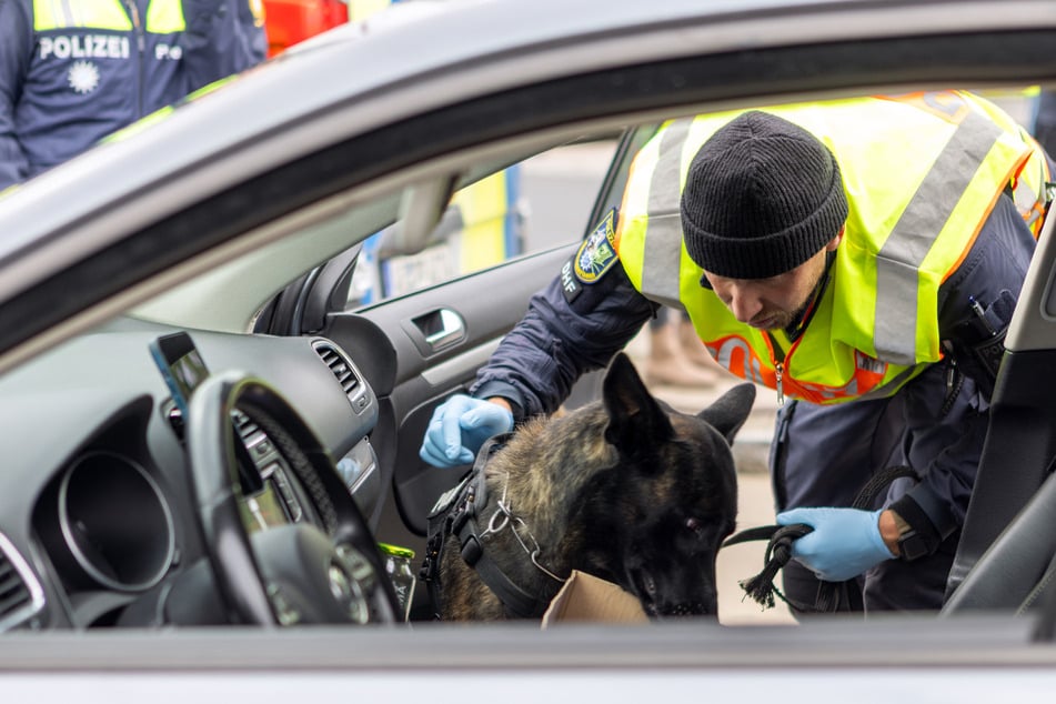 Beim Durchsuchen seines Mietwagens wurde die Polizei fündig. (Symbolbild)