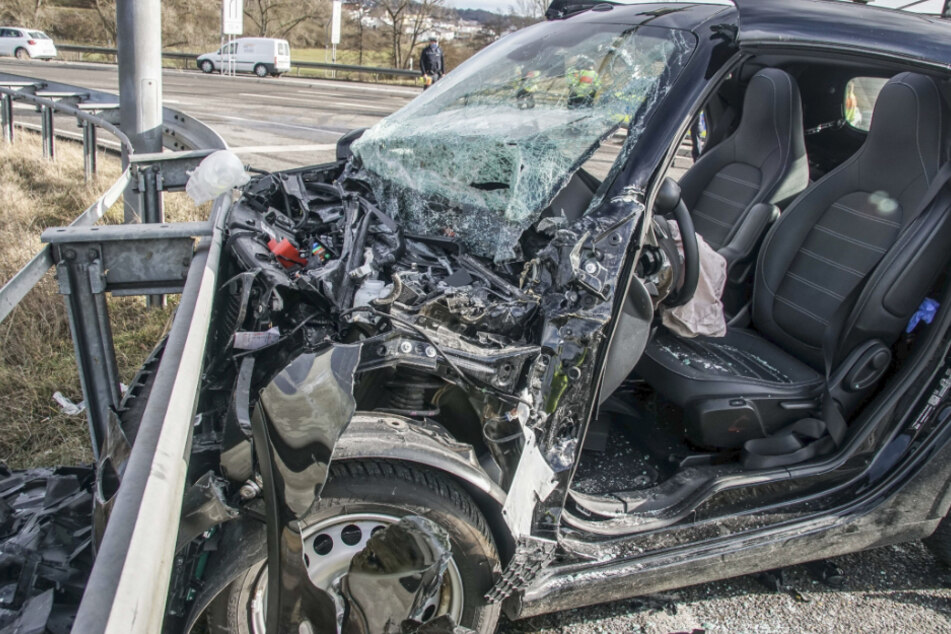 Der Smart-Fahrer musste von der Feuerwehr aus dem Wrack befreit werden.
