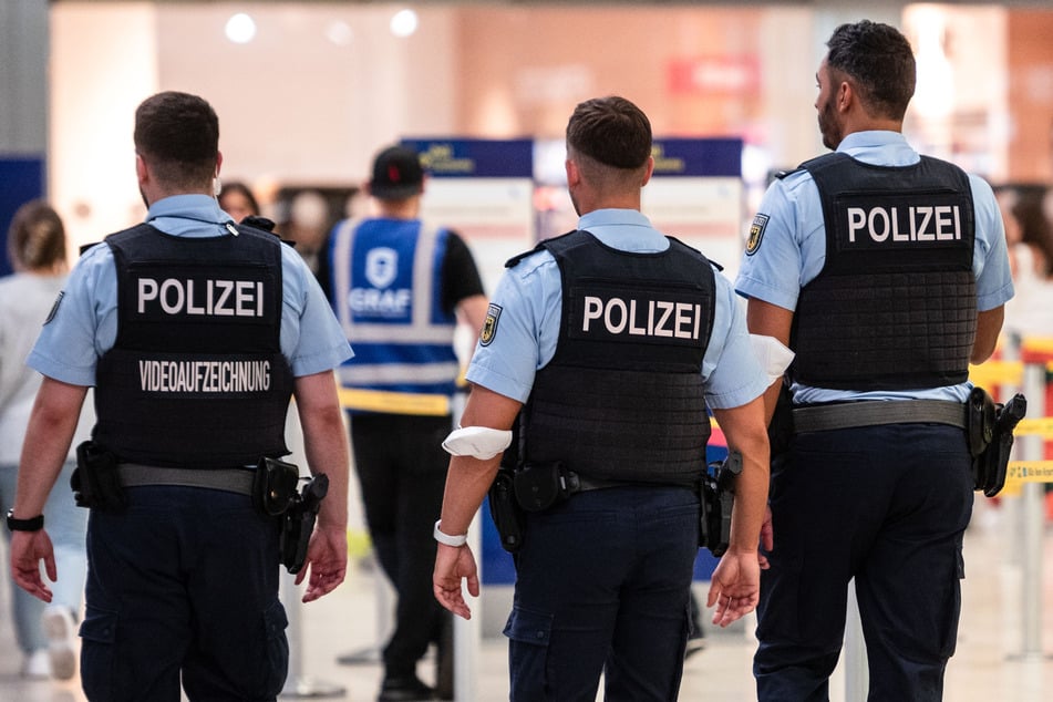 Die Beamten der Bundespolizei am Flughafen Köln/Bonn mussten sich am Montagmorgen mit einem stark alkoholisierten Niederländer auseinandersetzen. (Symbolbild)