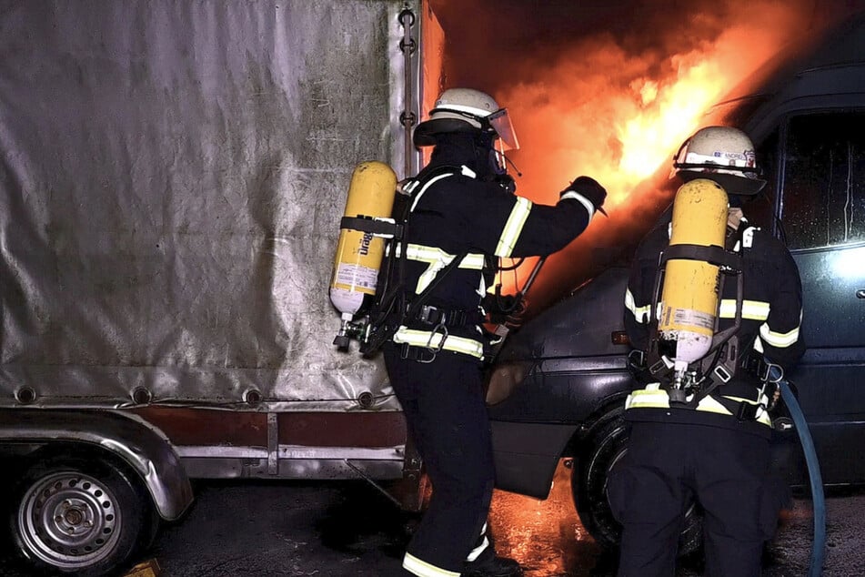 Hamburg: Flammen lodern aus Transporter: War es Brandstiftung?