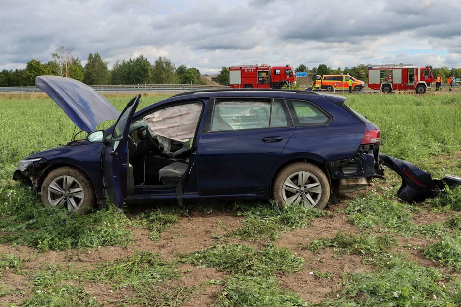 Ein VW Golf Kombi ist am Freitagmorgen von der A13 auf ein Feld gerast.