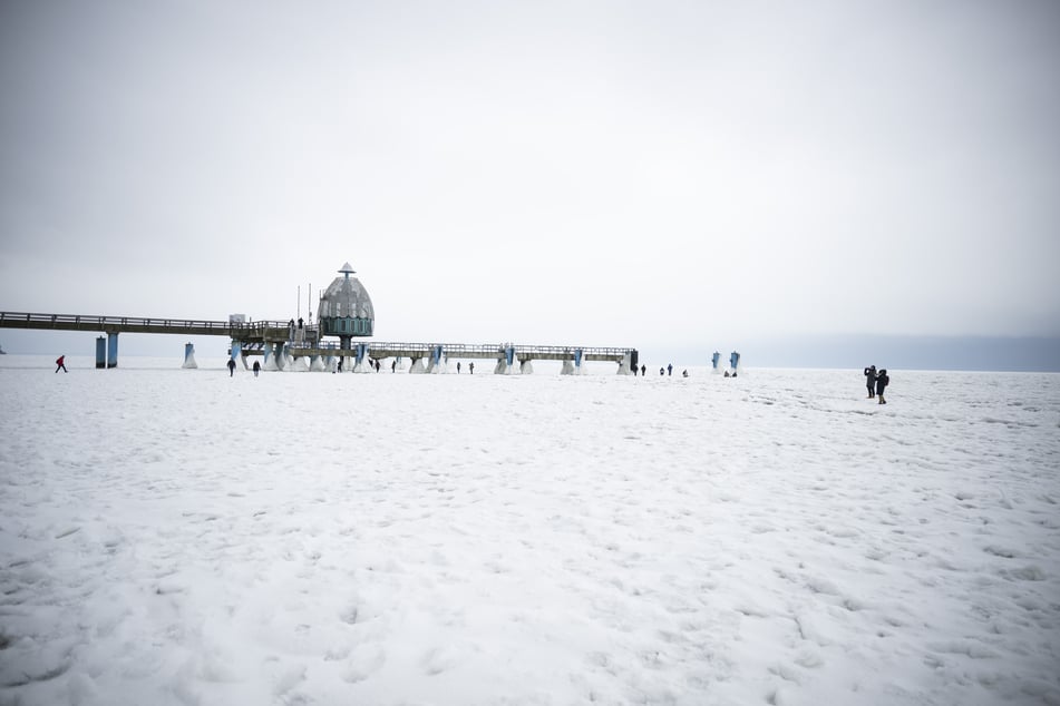 Menschen spazieren auf zugefrorener Ostsee: Polizei warnt