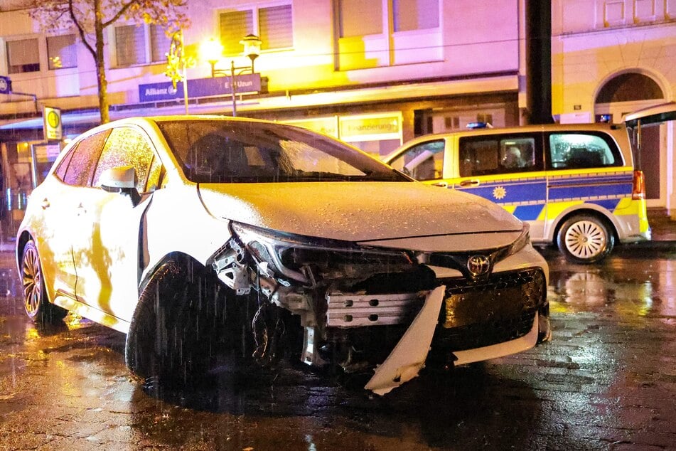 Die Front und die Seite des Toyota Corolla wurden durch die Kollision schwer beschädigt. Der Fahrer flüchtete anschließend weiter zu Fuß.