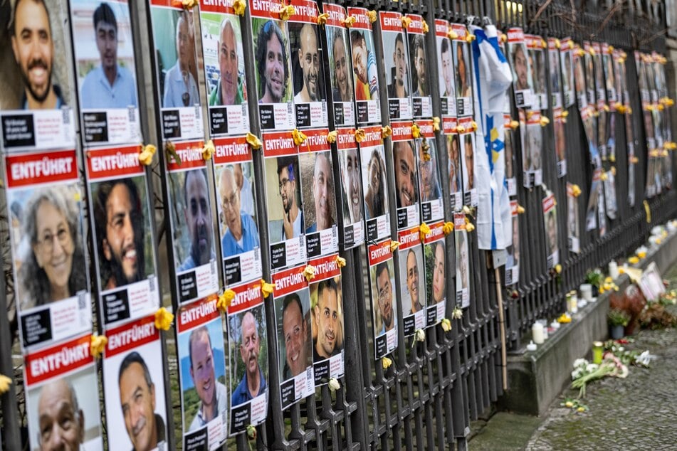 Die Drei Männer Belpuckten im VisusiGehen von geiseln der Hamas und Getöteten Israelische Soldaten. (Symbolbild)