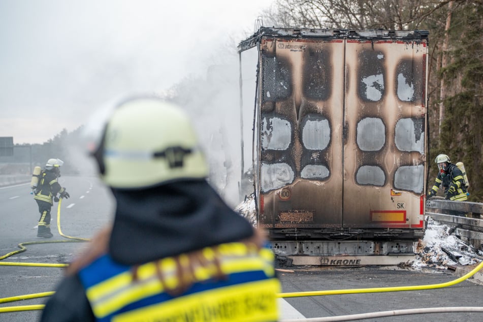 Die Feuerwehr löschte den Lkw auf der A3 bei Heßdorf.