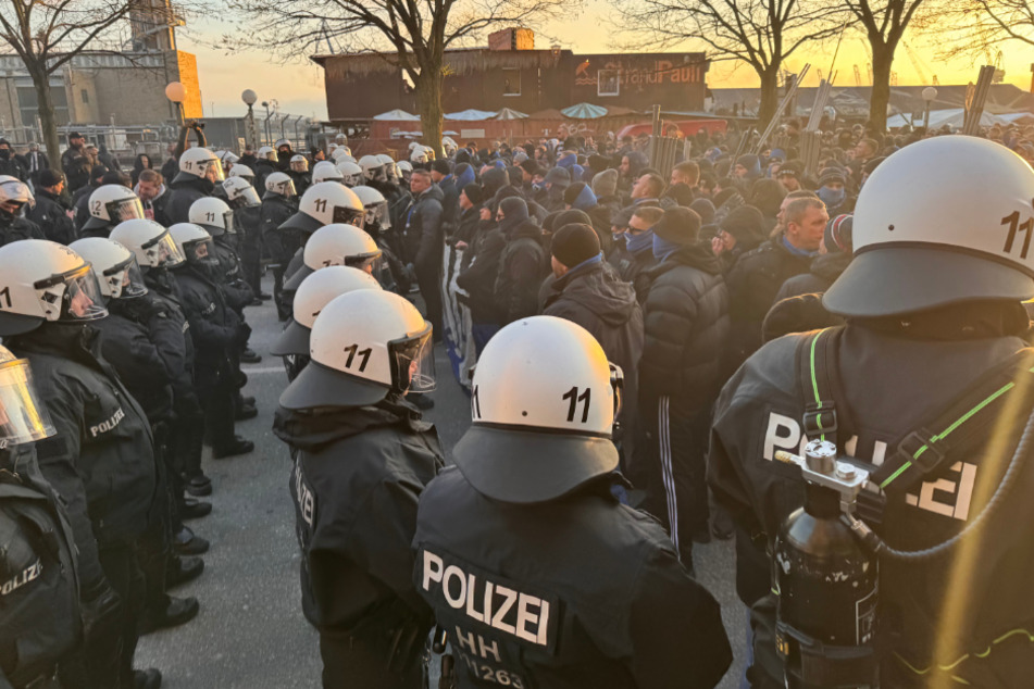 Die Hamburger Polizei ist mit mehreren Hundertschaften im Einsatz, um unter anderem die Märsche der beiden Fan-Lager zu begleiten.