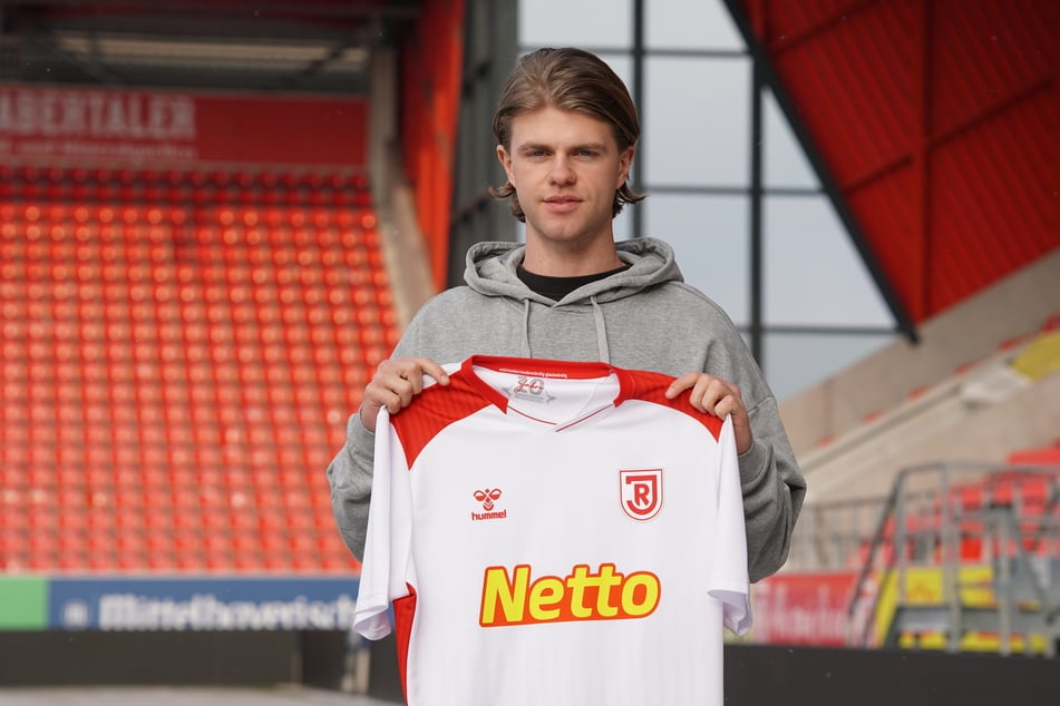 Der 22 Jahre alte Offensivmann wechselt fest zum Drittligisten nach Regensburg.