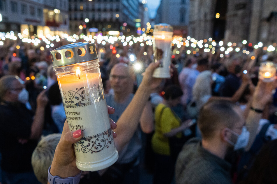 Unzählige Menschen kamen zum Wiener Stephansdom, entzündeten dort Kerzen oder ließen ihre Handys aufleuchten.