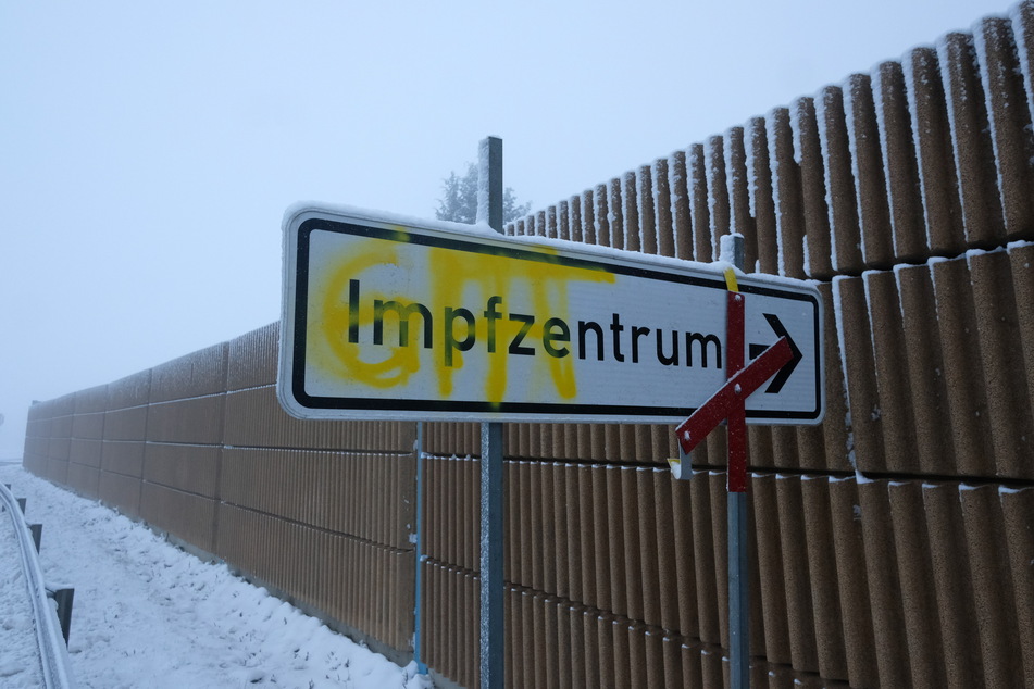 Sachsen, Eich: Das Hinweisschild zum zukünftigen Impfzentrum für das Vogtland. Unbekannte haben es mit dem Schriftzug "Gift" in gelber Farbe versehen.