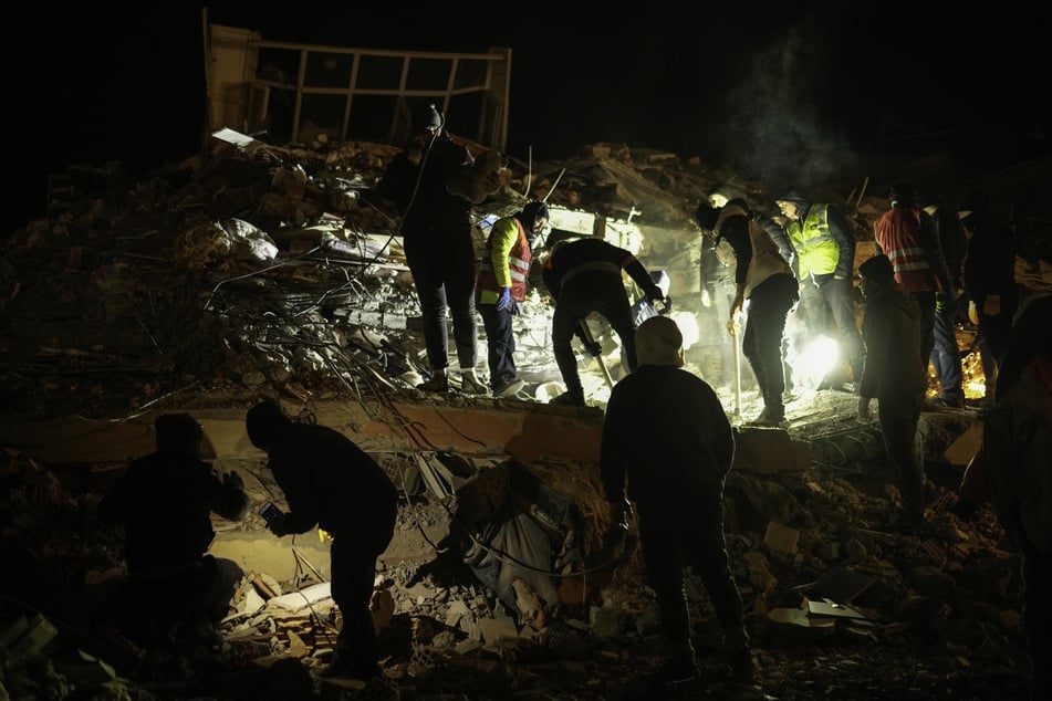 Elbistan: Zivilisten und Rettungsteams suchen nach Überlebende in zerstörten Gebäuden.