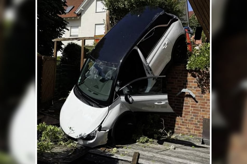 Rund zwei Meter tief ist die 74-Jährige mit ihrem Wagen gefallen.
