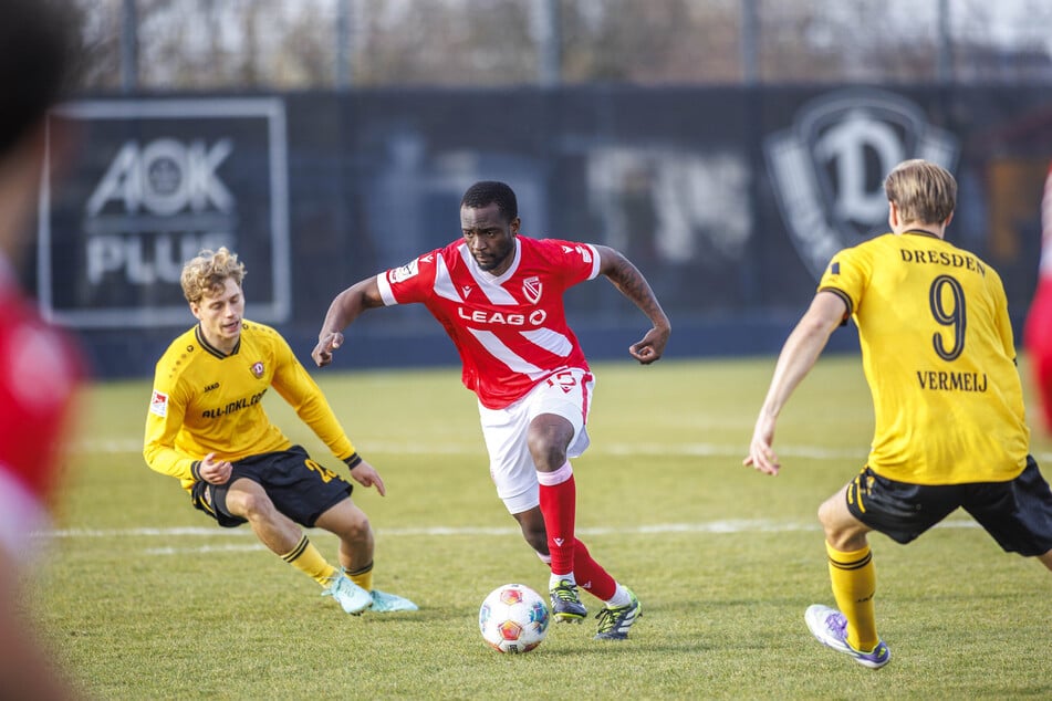 Dennis Duah (22, M.) konnte sich in Cottbus nicht durchsetzen. Jetzt soll er sein Glück in Havelse finden.
