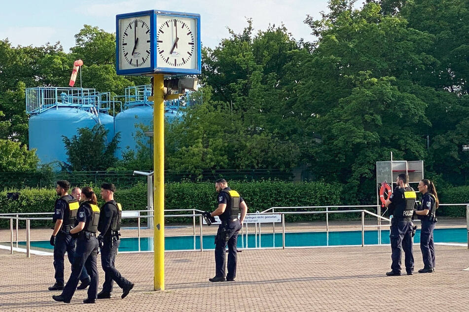 Die Polizei musste am Mittwochabend das Sommerbad in Neukölln nach einer Massenschlägerei räumen.