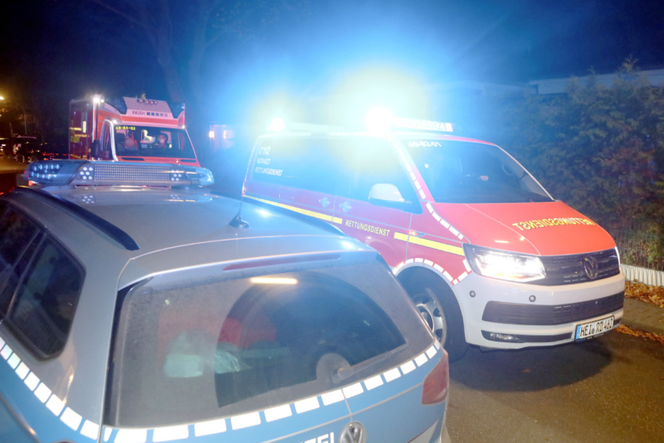 Der Rettungsdienst bringt Uwe Seeler in ein Krankenhaus.