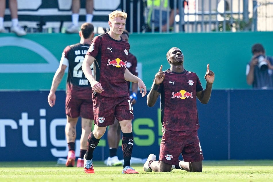 Bei aller Kritik: Die Offensive der Sachsen macht zumindest Spaß. Neuzugang Ezechiel Banzuzi (20, r.) machte per Kopf das umjubelte 3:2.