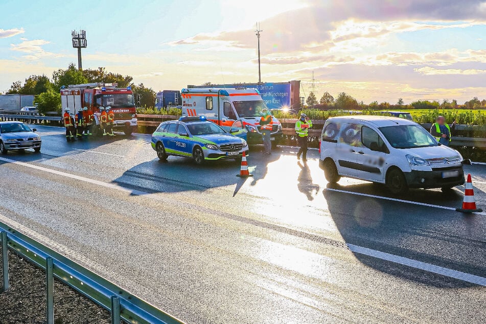 Unfall A81: Autofahrer kracht in Vordermann, Hubschrauber muss landen: Stau auf der A81