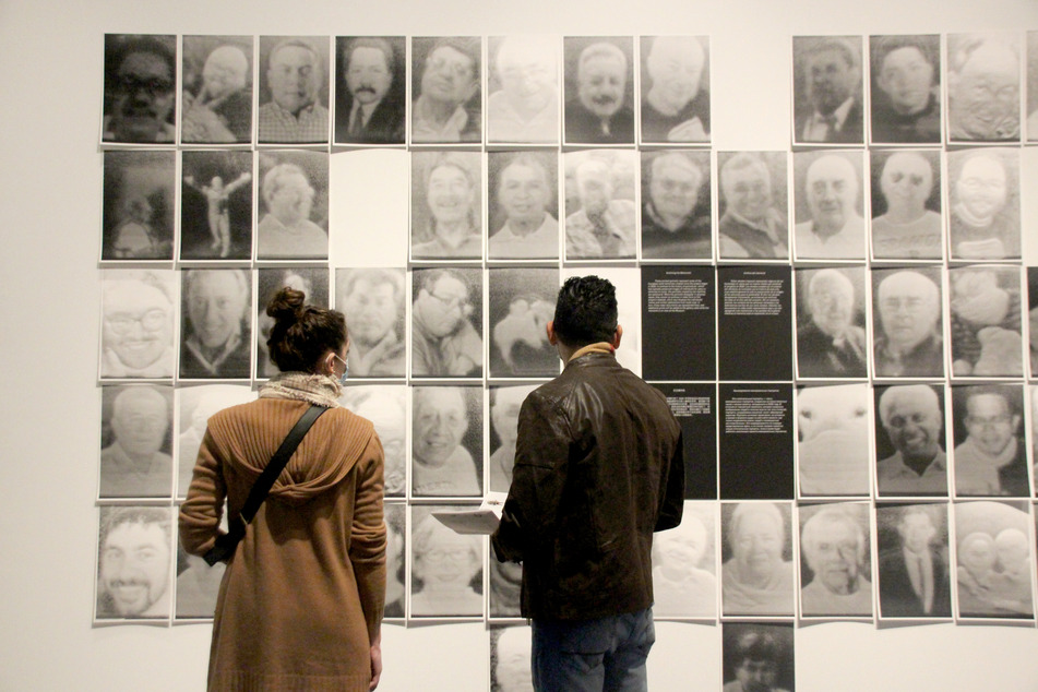 Besucher stehen vor dem Werk "A Crack in the Hourglass: An Ongoing COVID-19 Memorial" des mexikanisch-kanadischen Künstlers Rafael Lozano-Hemmer (54).