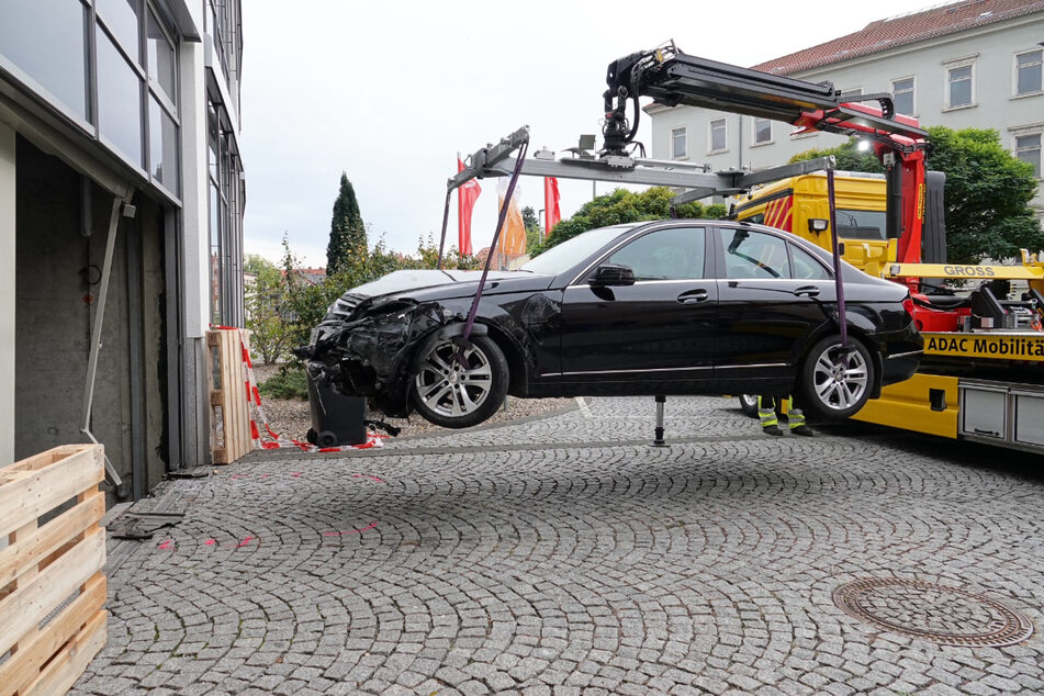 Der Abschleppdienst konnte den beschädigten Wagen wieder aus dem Fahrstuhlschacht herausziehen.