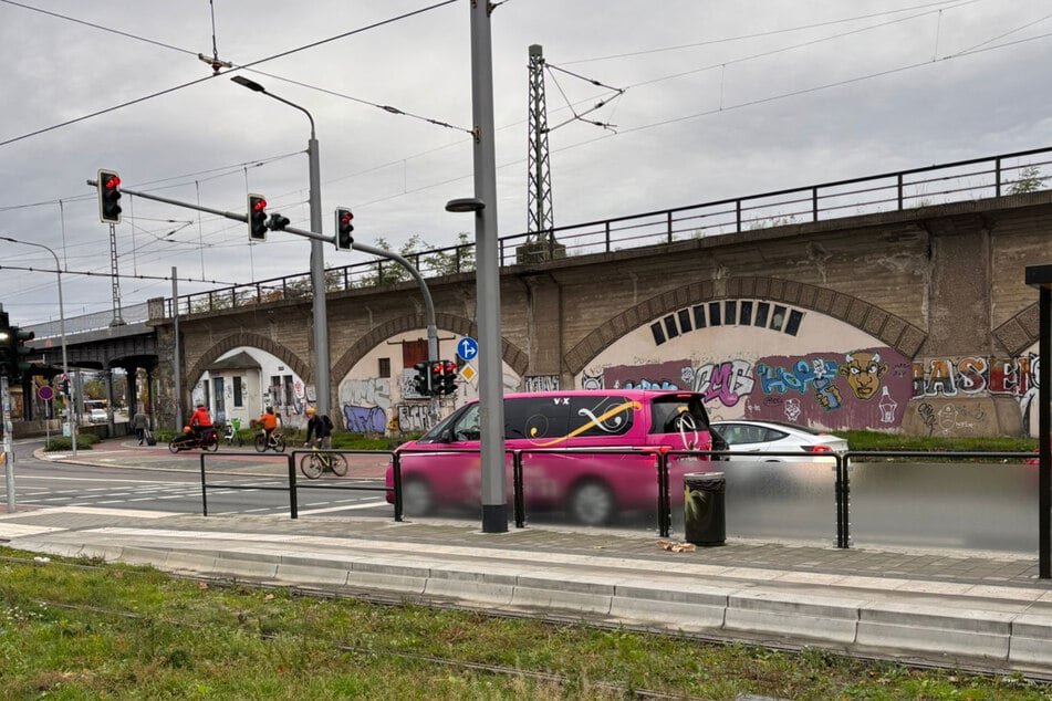 Der schrille Bus wird noch die ganze Woche durch Dresden kurven.