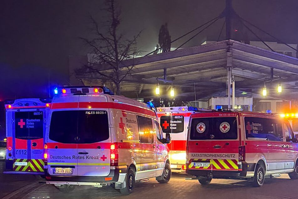 Rettungskräfte kümmerten sich um die Gäste, die das Hotel zeitweise räumen mussten.