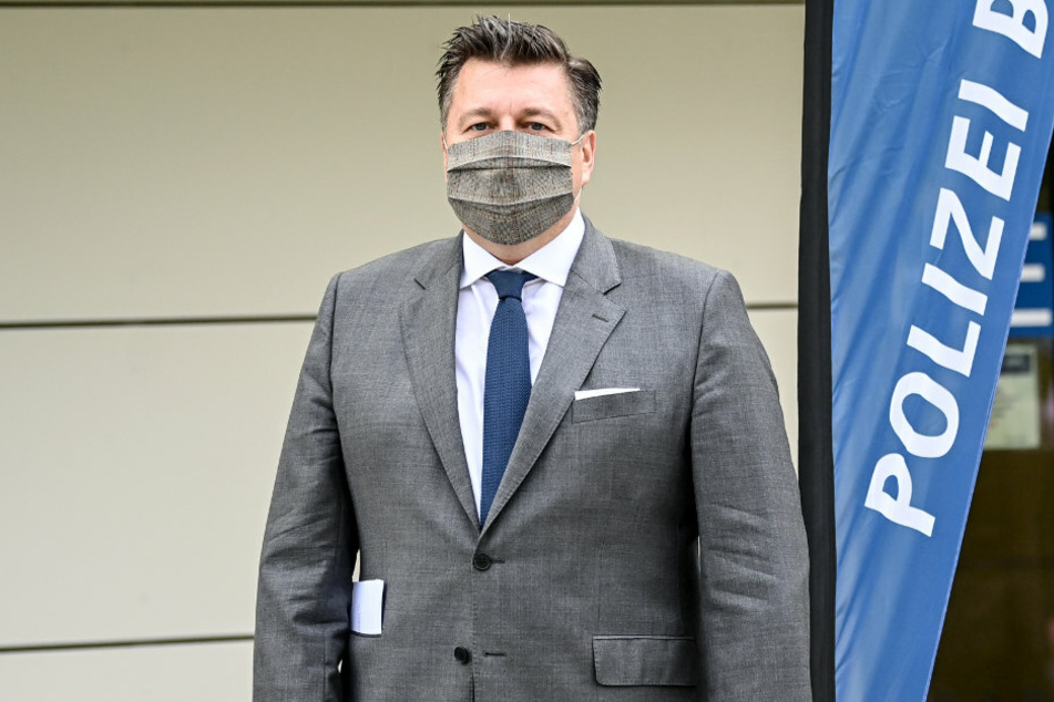 Berlins Innensenator Andreas Geisel (54, SPD), hier bei einem Besuch der Polizeiakademie, hat am Mittwoch Stellung zu der islamistisch motivierten Tat auf der Stadtautobahn genommen.