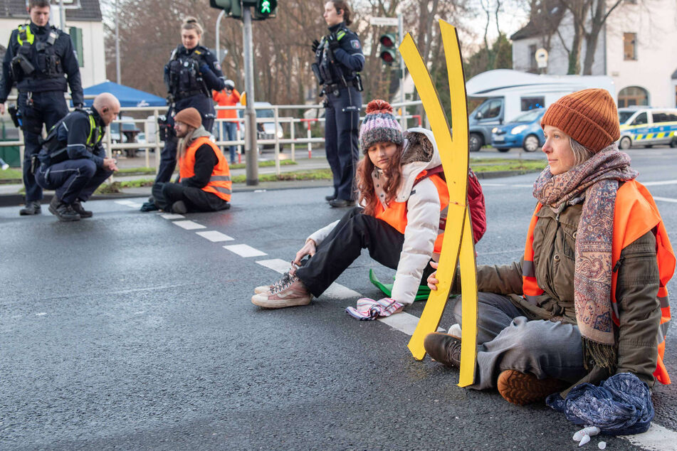 Aachener Straße in Köln blockiert: Polizei nimmt Klimaaktivisten in Gewahrsam