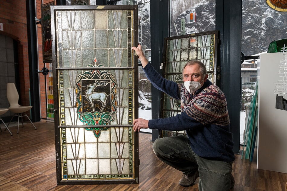 Ein Mann mit Durchblick: Kunstglaser Thomas Körner (60) zeigt das restaurierte Glasfenster mit dem weißen Hirsch.