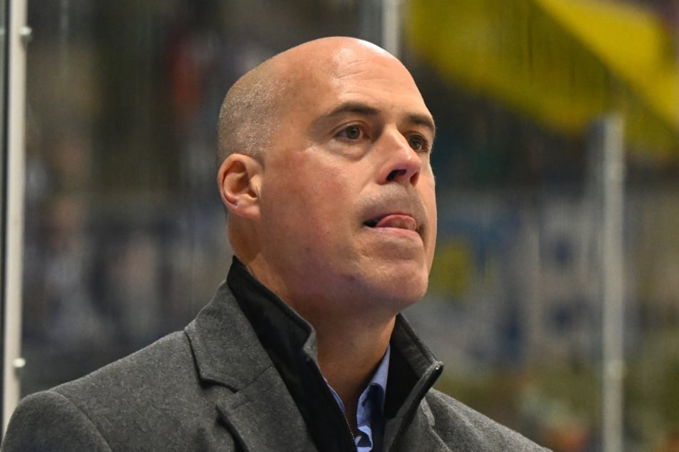 Fokussiert aufs Spiel gegen Krefeld stand Eislöwen-Coach Corey Neilson (47) am Sonntag hinter der Bande. War's sein letztes Mal?