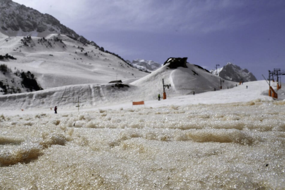 In Frankreich bedeckt der Staub aus der Sahara den Schnee in Ski-Gebieten.