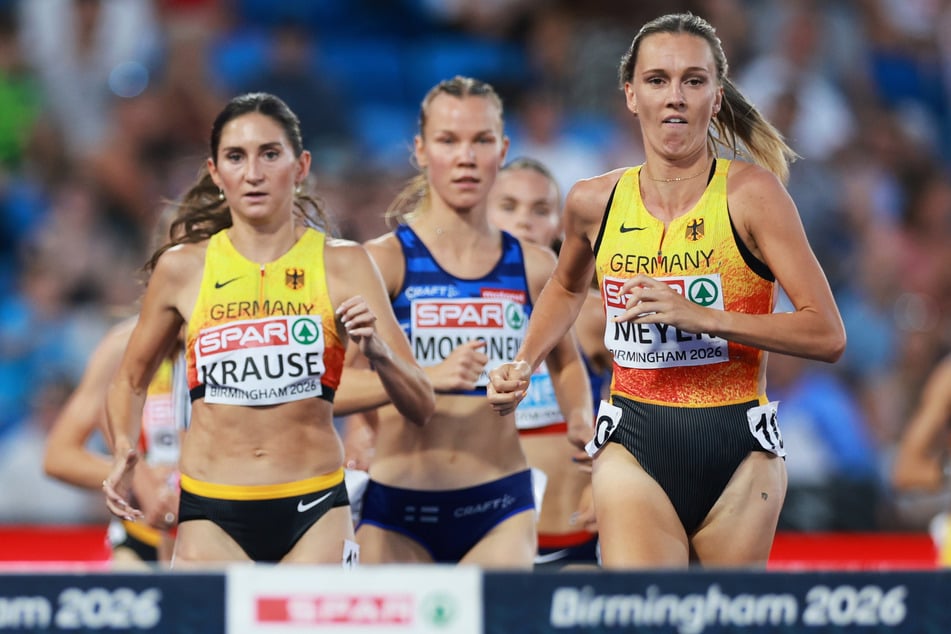 Lea Meyer (28, r.) lief das komplette Finale von vorne, wurde für die Mühe nach einem Sturz aber nicht mit einer Medaille belohnt. Diesem Frust ließ sie im Anschluss freien Lauf - auch gegen Teamkollegin Gesa Krause (34, l.).