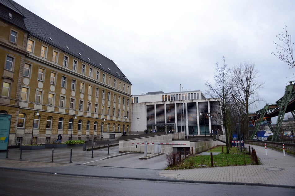 Das Amtsgericht Wuppertal hat einen 20-Jährigen nach einer Unfallfahrt mit mehreren Schwerverletzten schuldig gesprochen.