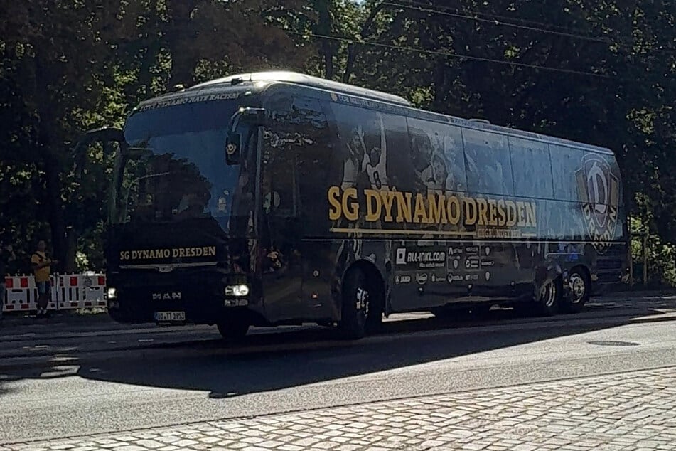 Der SGD-Mannschaftsbus bei der Einfahrt ins RHS.