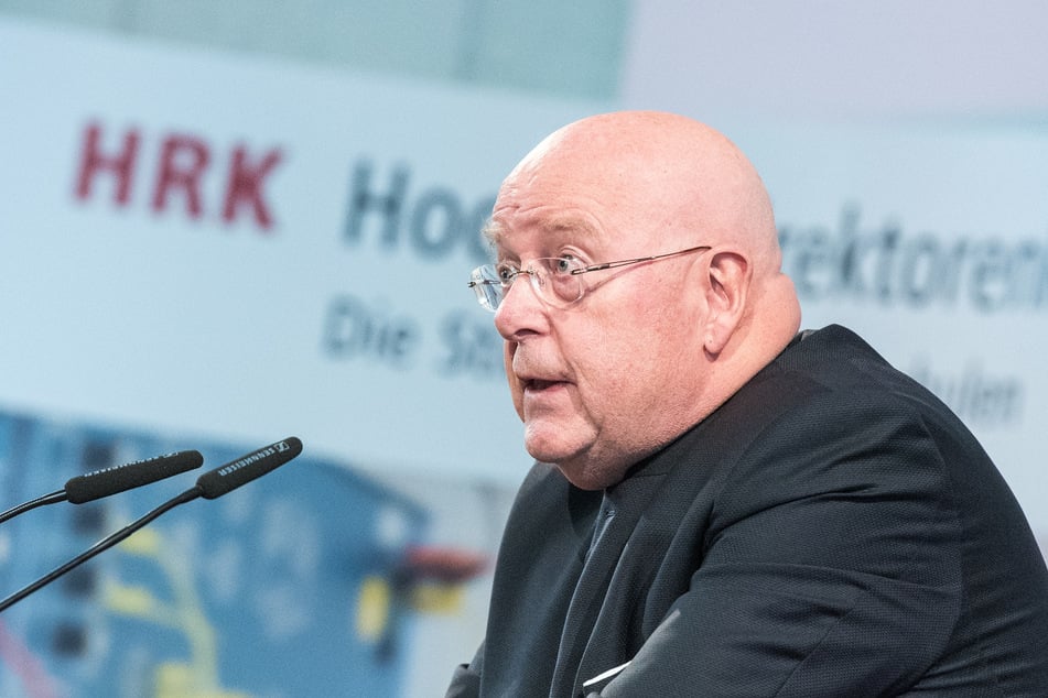 Dieter Lenzen, Präsident der Universität Hamburg, spricht bei einer Veranstaltung.